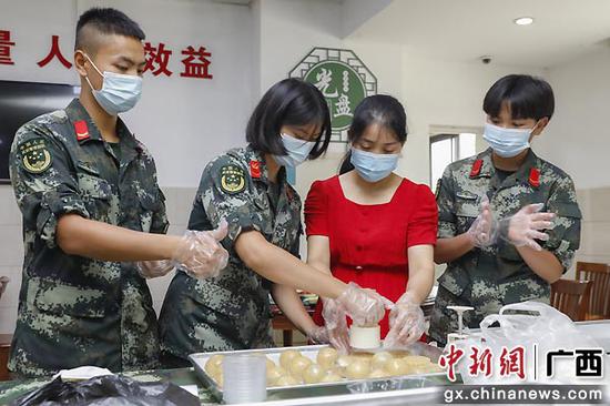 9月16日，“兵妈妈”跟武警官兵一同做月饼。陈鑫 刘明 刘承润  摄影报道