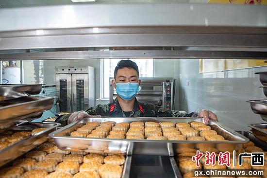 9月17日，武警官兵将烘焙好的月饼上架冷却。陈鑫 刘明 刘承润  摄影报道
