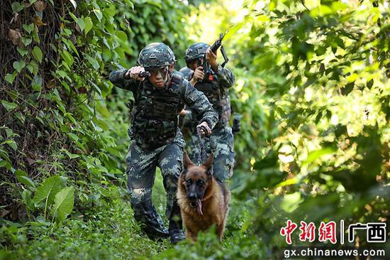 9月17日，官兵携警犬迅速展开追击。徐世立 李有华  摄影报道