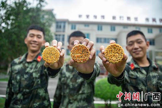 9月17日，军营月饼不一样的风情。陈鑫 刘明 刘承润  摄影报道