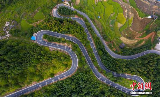 从江县高增乡高增村今年竣工的高增至小黄公路（无人机照片）。 吴德军 摄