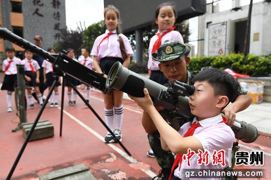 9月18日，教官正在给贵阳市南明区花果园第三小学的学生讲解火箭筒的构造和用途。