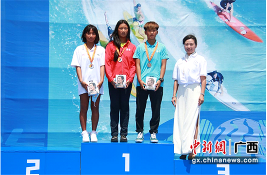 北海市银海区副区长曾碧春为U18组女子长板获奖选手颁奖。张晓南  摄