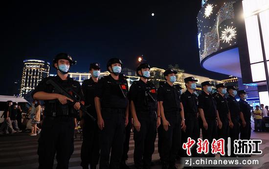 民警在商圈值守。杭州公安 供图
