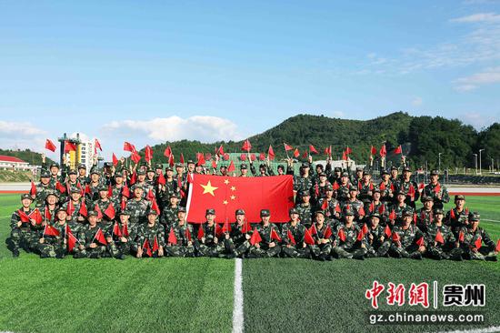武警贵州总队新兵迎来入营后的第一个中秋节