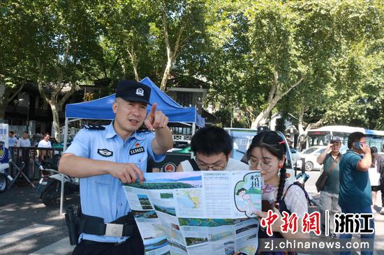 民警为游客指路。杭州公安 供图