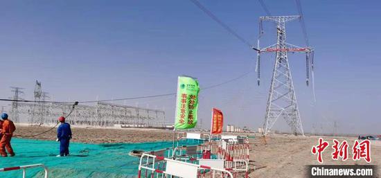 莎车-和田Ⅱ回750千伏输变电工程是新疆重点民生工程之一。　黄俊珲 摄