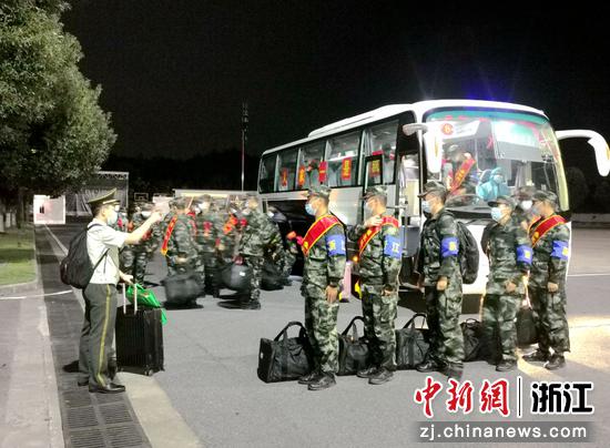 新兵来到浙江温州。冯庆雨 摄