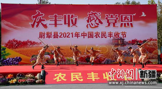 9月21日，尉犁县“2021年中国农民丰收节”系列庆祝活动在达西村举行，胡杨歌舞团演员带来《塔里木河畔》。朱艳峰 摄