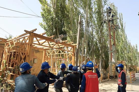 新疆喀什地区英吉沙县芒辛镇喀拉巴什兰干10村2组“煤改电”施工现场。
