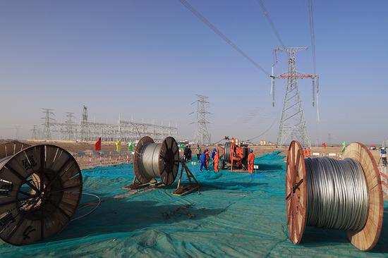 新疆莎车—和田Ⅱ回750千伏输电线路工程现场。