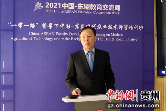 中国-东盟教育交流周组委会秘书处执行秘书长刘宝利致辞。