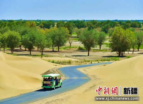 9月21日中秋佳节，尉犁县罗布人村寨景区迎来了旅游小高峰，来自全国各地的游客在这里游原生态美景。