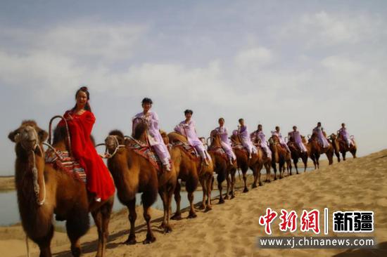 9月21日中秋佳节，尉犁县罗布人村寨景区迎来了旅游小高峰，游客乘骑骆驼。