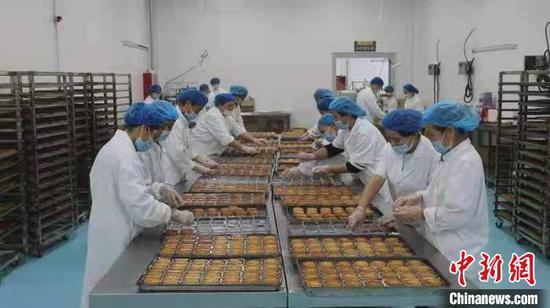 新疆霍尔果斯10万块月饼出口中亚。　李明　摄