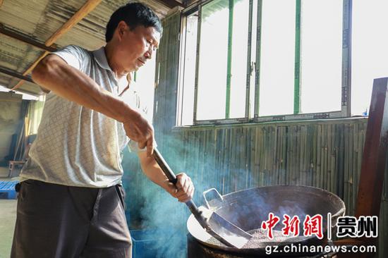 2021年9月17日，在贵州省黔西市杜鹃街道岔白工业园区精好徕食品有限公司一家榨油厂，工人正在炒籽.