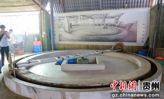 2021年9月17日，在贵州省黔西市杜鹃街道岔白工业园区精好徕食品有限公司一家榨油厂，工人们利用碾子碾末。