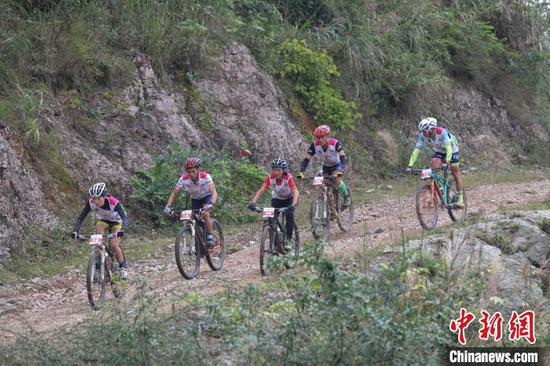 资料图为选手在贵州参加山地自行车赛。　瞿宏伦　摄