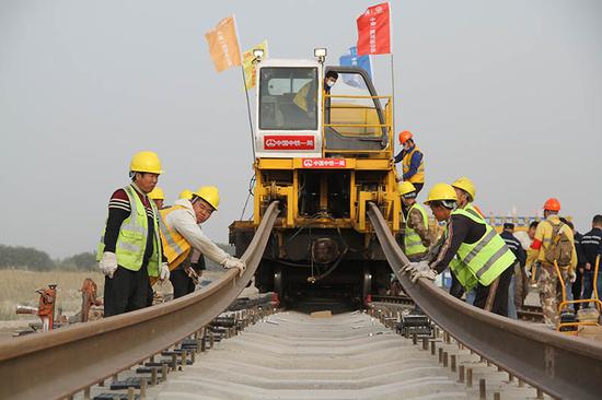 新疆阿（克苏）阿（拉尔）铁路正式进入铺轨阶段。谭斌 摄