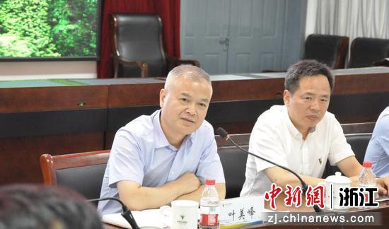 衢州市委统战部常务副部长叶美峰（左二）讲话。  史叶青 摄