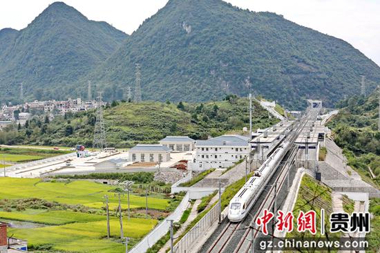 9月2日，在贵阳市域环城快速铁路孟关站，一列调试动车正驶出车站。