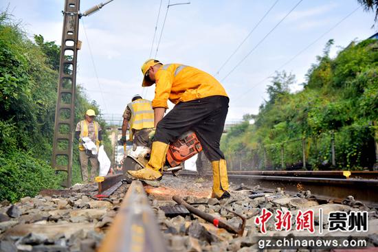 沪昆线换轨施工作业。