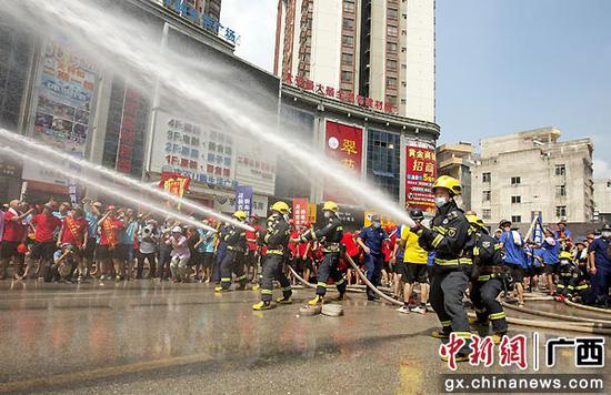 消防救援大队指战员灭火表演。陈福林  摄
