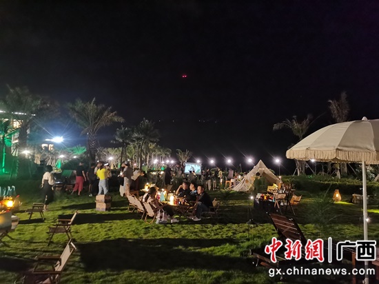 图为涠洲岛向游客推出海边音乐晚会活动 记者 林浩 摄