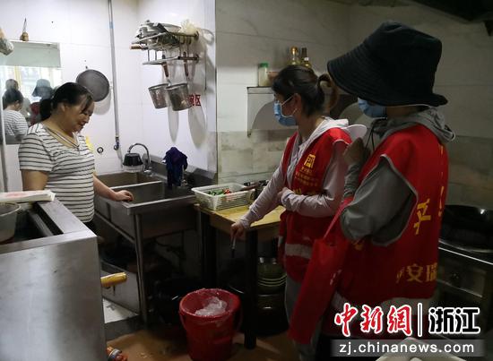 万松社区工作人员重点检查餐饮商户的垃圾分类情况 吴晓菊 摄