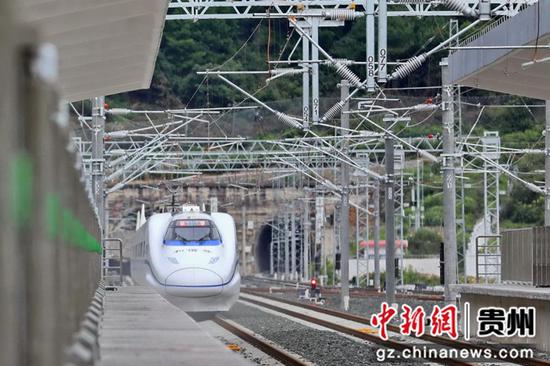 8月26日，在贵阳市花溪区花溪南站站台上，一列调试动车正驶出车站。