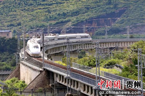 9月3日，在贵阳市域环城快速铁路线上，一列调试动车正行驶在贵阳至双龙南站区间线路上。