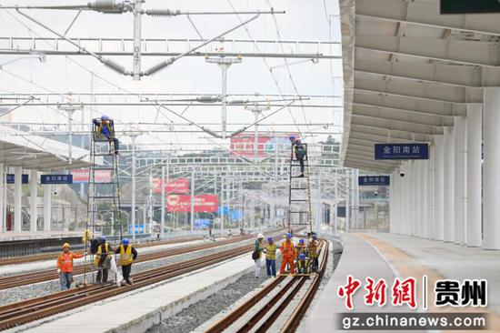 8月26日，在贵阳市观山湖区金阳站站台上，铁路工作人员正在巡视站台，确保调试动车车辆安全通行。