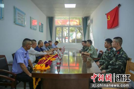 衢州市二手车辆交易市场负责人来到武警衢州支队表示感谢。  陈铭泽 供图