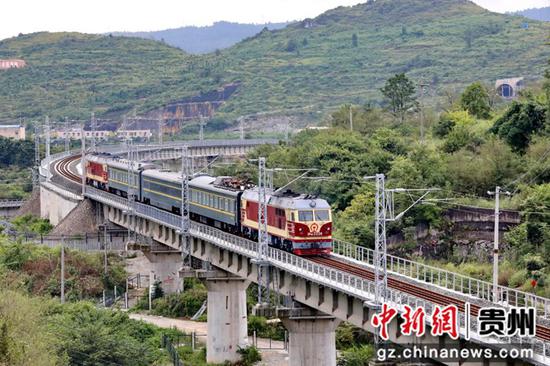 9月3日，在贵阳市域环城快速铁路线上，一列调试车辆正行驶在贵阳至双龙南站区间线路上。