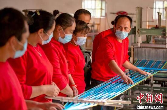 新疆洛浦县艾德莱斯绸产业持续发展壮大，艾德莱斯绸文化丰富着人们的生活。　买买提艾力·艾尼瓦尔 摄
