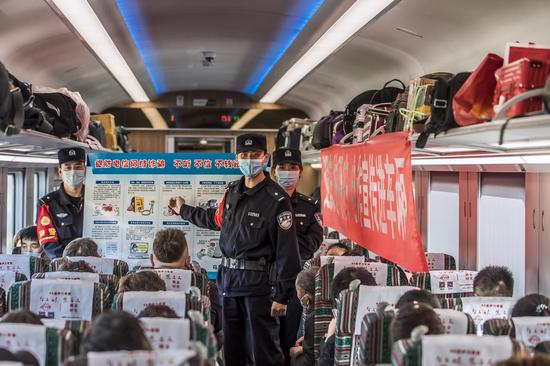 乘警在车厢用展板方式向旅客宣讲电信诈骗的十种方法。