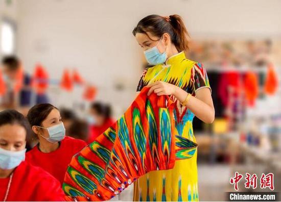 新疆洛浦县是艾德莱斯绸的重发源地，该县的艾德莱斯绸织染技艺于2008年被列入国家非物质文化遗产项目。　阿不力米提江·阿卜杜拉　摄