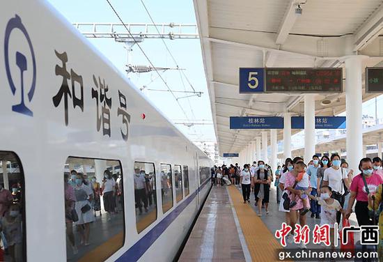 图为桂林火车站站台人来车往。郑长贤 摄