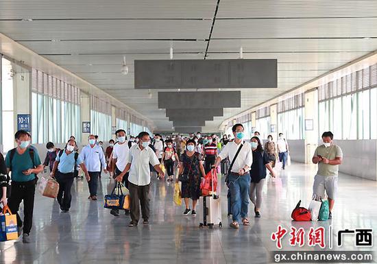 图为桂林火车站天桥客流如织。郑长贤 摄