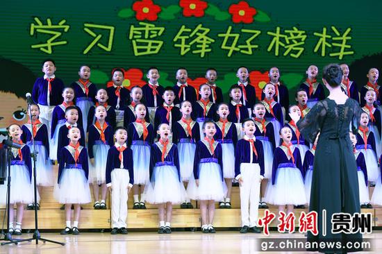 9月28日，学生们正在参加贵阳市南明区“班班有歌声”校园歌咏比赛。