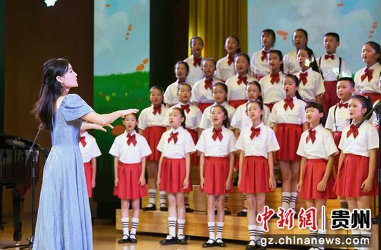 9月28日，学生们正在参加贵阳市南明区“班班有歌声”校园歌咏比赛。