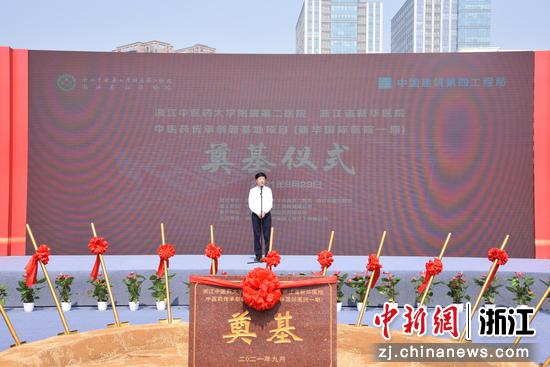 国家中医药管理局科教司司长李昱致辞。 中建四局供图