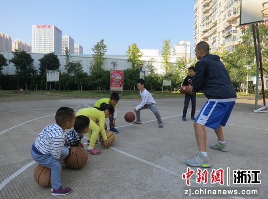 林巍和孩子们打篮球的场景 林巍 供图