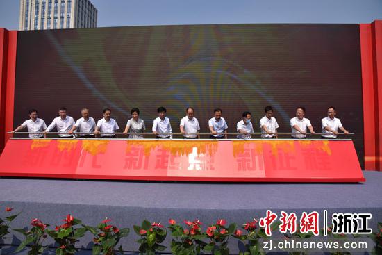 嘉宾共同推动拉杆。 中建四局供图