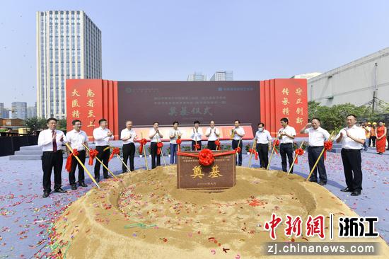 嘉宾培土奠基。 中建四局供图
