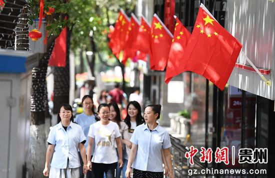 9月26日，贵阳市南明区西湖路沿线被鲜艳的五星红旗装扮得格外喜庆。