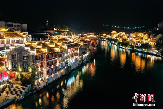 9月28日晚，航拍贵州镇远古城夜景。 瞿宏伦 摄