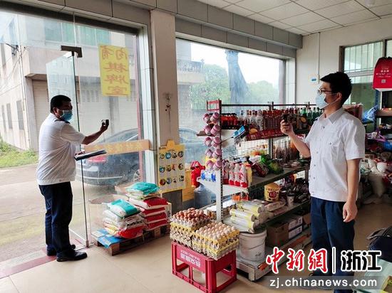 缙云县烟草专卖局工作人员为民众提供预勘验服务。 吕浩盛 摄