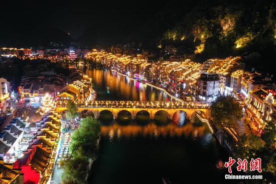 9月28日晚，航拍贵州镇远古城夜景。 瞿宏伦 摄