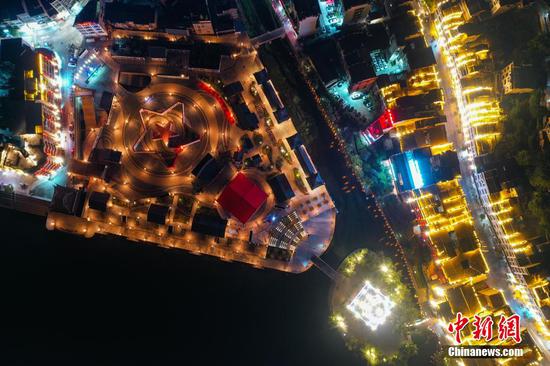 9月28日晚，航拍贵州镇远古城内的2021多彩贵州·中国原生态国际摄影大展展场。 瞿宏伦 摄